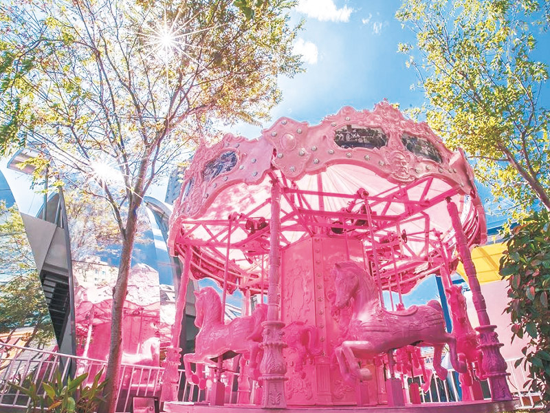 粉紅夢幻樂園進駐台中草悟道廣場，旋轉木馬、草莓摩天輪、海盜船通通都是粉紅色，保證讓你少女心大噴發